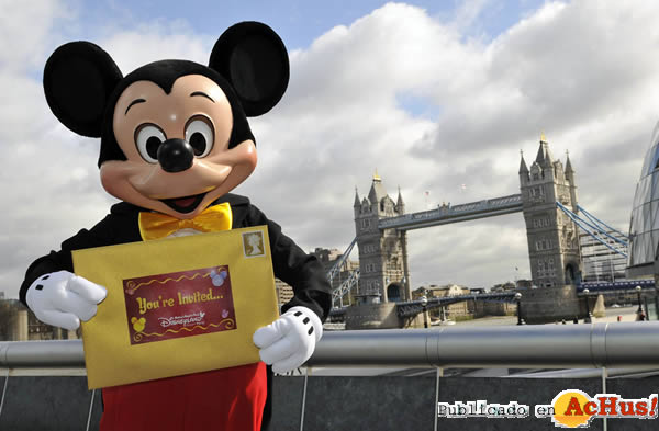 /public/fotos2/Mickey-Mouse- Tower-Bridge.jpg